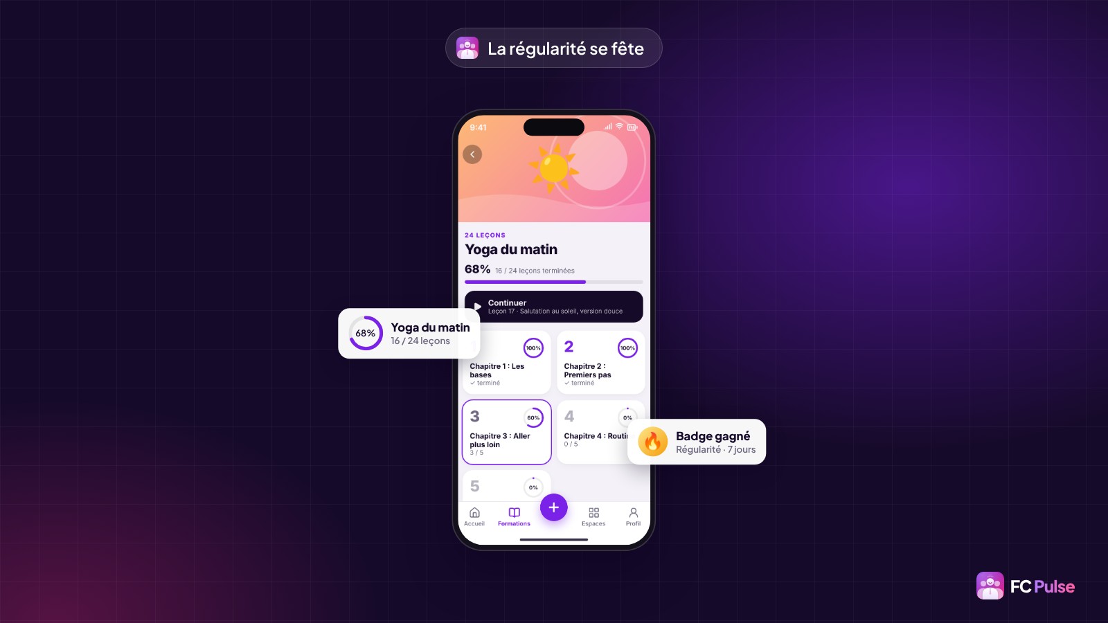 Un téléphone avec les chapitres d’une formation de yoga fictive dans FC Pulse, une carte de progression 16 sur 24 leçons et une carte Badge gagné, régularité 7 jours.
