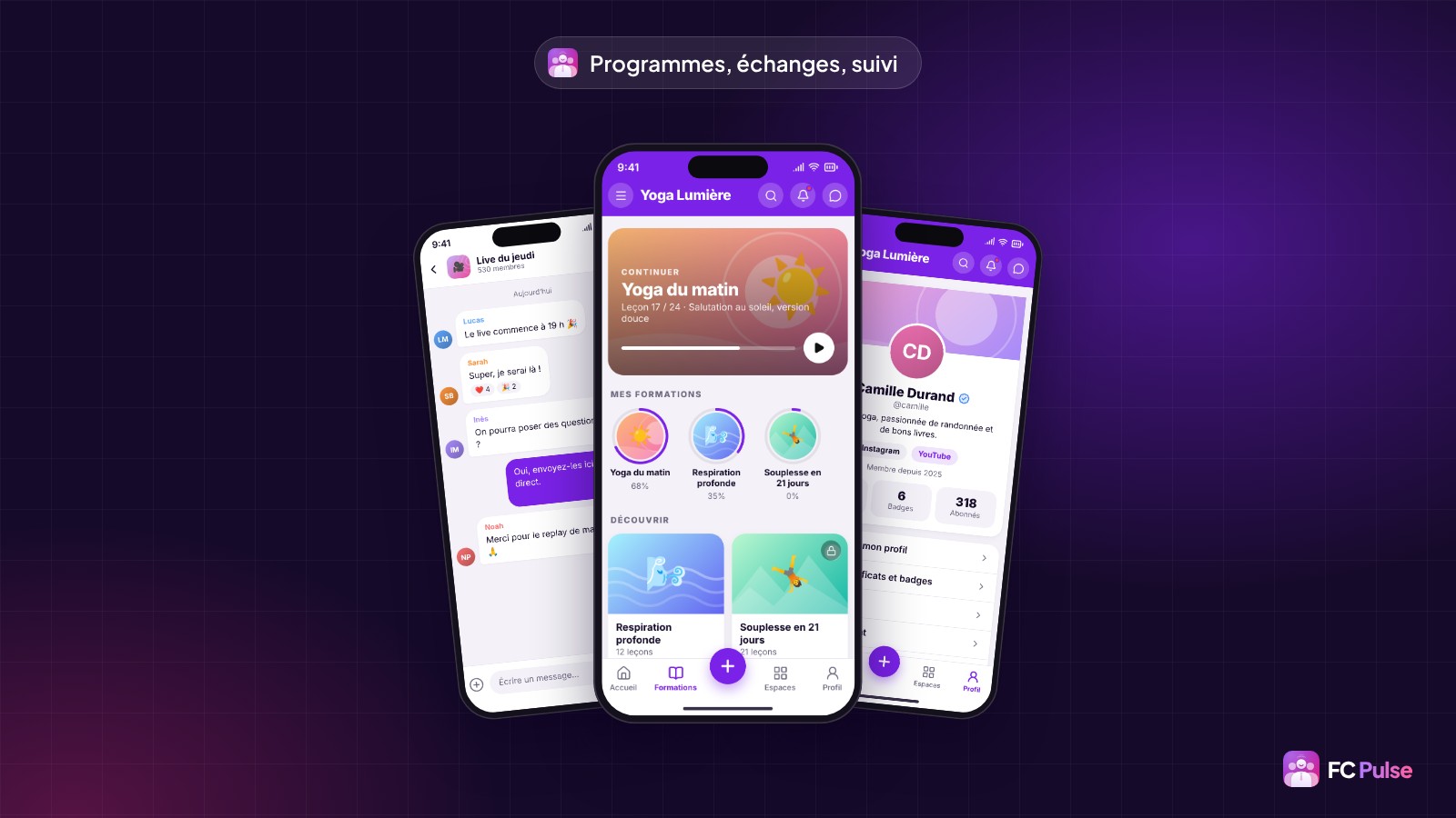 Trois téléphones avec l’app FC Pulse d’une communauté de yoga fictive : la liste des formations, le chat d’un espace et le profil d’une membre.