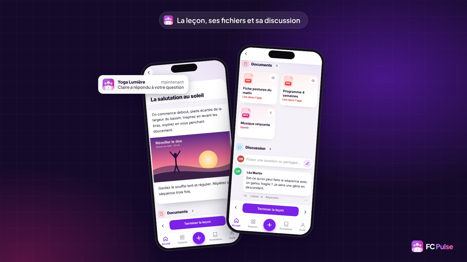 Deux téléphones avec l’app FC Pulse d’une communauté de yoga fictive : la leçon « La salutation au soleil » avec sa vidéo et son texte, puis ses documents en cartes et sa discussion, où l’animatrice répond à une élève.
